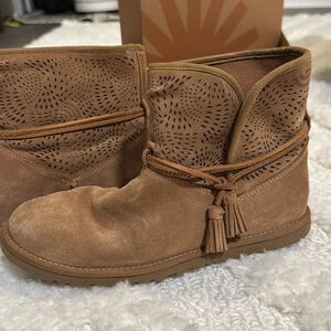 UGG women’s boot, size 8